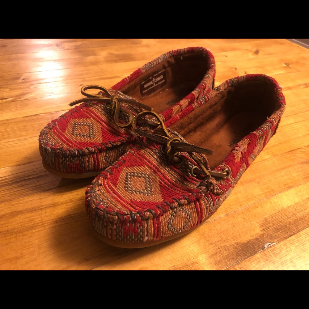 Minnetonka Baja Slippers - Women’s Size 6